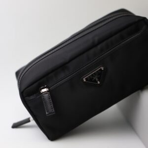 2024新作！PRADA(プラダ)ナイロン トラベルポーチ 三角ロゴ2NA028