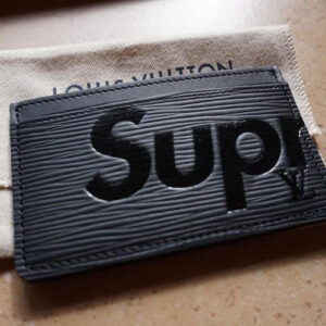 ルイヴィトンスーパーコピー ポルト カルト・サーンプル シュプリームコラボカードケース/ケース/ブラック/エピ×シュプリーム M67753