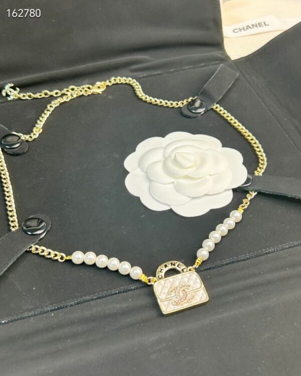 CHANELエナメル格子白バッグ真珠対稱新ネックレスcc01835